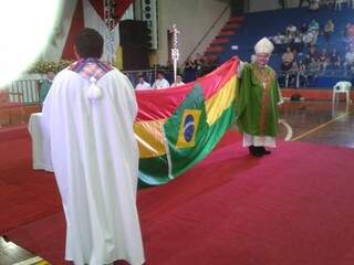 Bolivianos entregaram bandeira Brasil/Bolívia para o arcebispo de Campo Grande (Foto: Mariana Lopes)