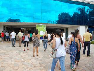 Nesta tarde, candidatos chegando na universidade Anhanguera/Uniderp. (Fotos: Simão Nogueira)