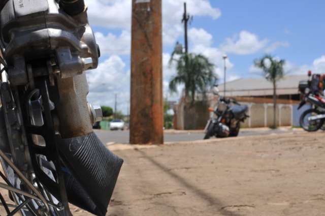 Batida entre motos deixa dois feridos na Avenida das Bandeiras