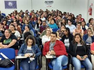 Professores de Dourados durante assembleia que aprovou greve por tempo indeterminado (Foto: Divulgação)