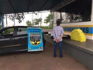 Motorista de carro com maconha usava uniforme para tentar despistar polícia (Foto: Divulgação/PMR)