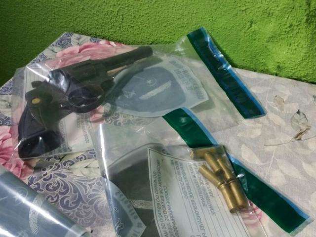Bandido &eacute; morto ap&oacute;s tentar fugir pelo telhado de casa durante troca de tiros
