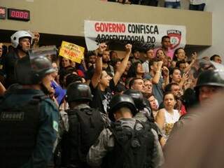 Manifestantes na Assembleia Legislativa. (Foto: Marcos Ermínio).