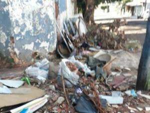 Esquina da Rua dos Barbosas vira lixão a céu aberto, denuncia morador