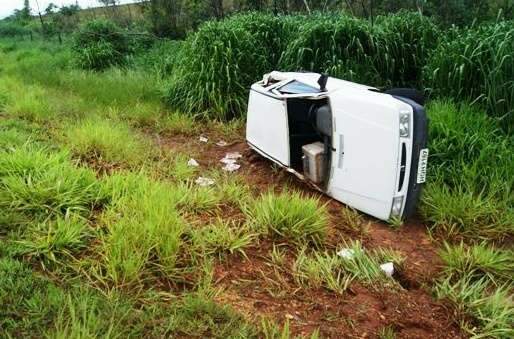  Veterin&aacute;rio perde controle de dire&ccedil;&atilde;o e capota carro da Iagro na MS-473