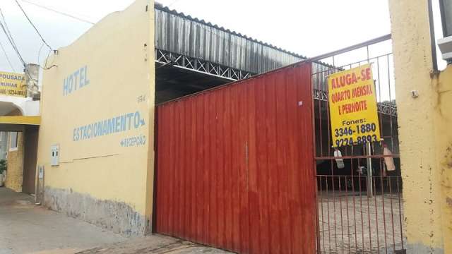 Carro pega fogo em estacionamento de hotel e assusta propriet&aacute;rio