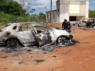 Carros queimados em Ypejhú, cidade vizinha de Paranhos, em dezembro; alvo era genro de pistoleiro morto hoje (Foto: Arquivo)