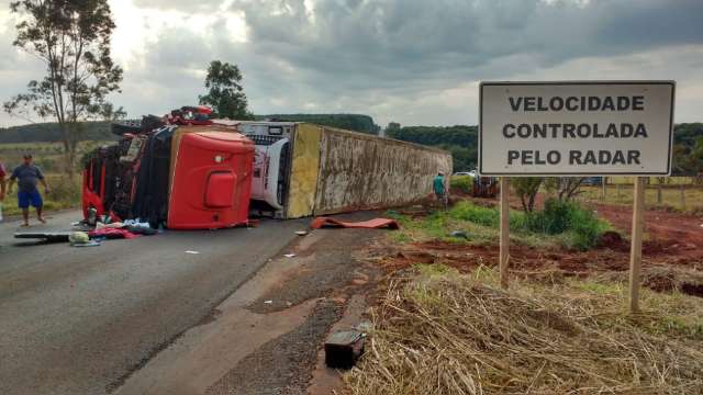 Motorista fica gravemente ferido ap&oacute;s colis&atilde;o entre caminh&atilde;o e carreta