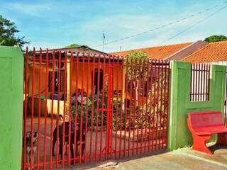 Com cores contrastantes, a casa de Mizael encanta quem passa pela rua (Foto: Henrique Kawaminami)