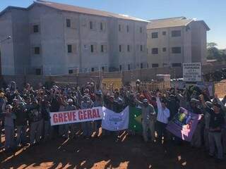 Operários em greve protestam em frente a canteiro de obras (Foto: Divulgação)