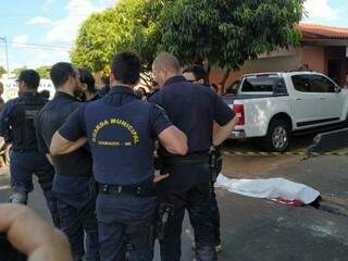 Guardas que teriam sido atacados pelo morador. (Foto: Adilson Domingos) 