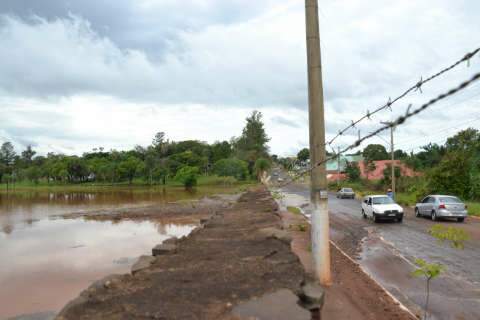  Erosão em frente ao lago do Rádio Clube Campo assusta moradores