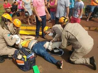 Bombeiros socorrem mototaxista atropelado por carro na contramão (Foto: Adilson Domingos)