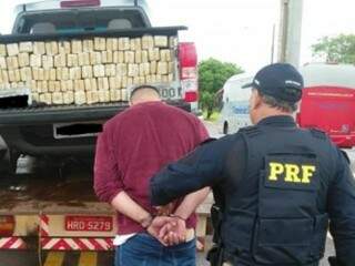 Homem foi preso por transportar 1 tonelada de maconha (Divulgação/PRF)