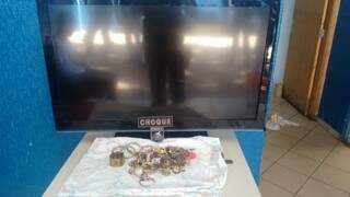 Os adolescentes foram apreendidos com uma TV e bijuterias furtados. (Foto: divulgação/PM) 