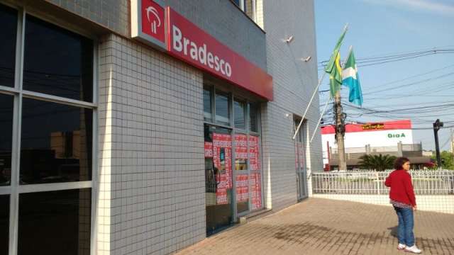 Clientes sofrem sem atendimento e greve dos banc&aacute;rios completa 15 dias 
