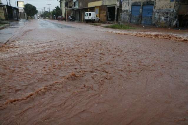 Chuva forte alaga regi&otilde;es da Capital e eleva n&iacute;veis de c&oacute;rregos