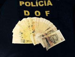 Homem de 27 anos &eacute; preso com mais de mil reais em notas falsas na BR-463