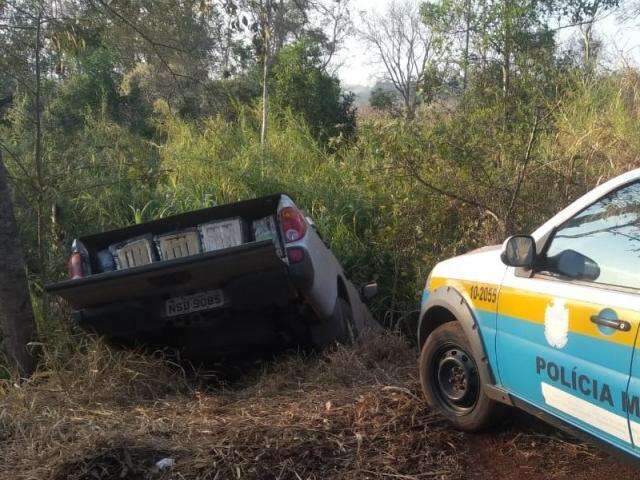 Homens fogem de bloqueio e abandonam carros com quase 2 toneladas de maconha