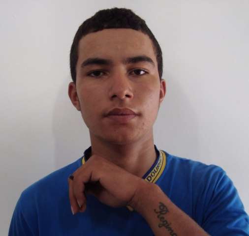 Pol&iacute;cia divulga fotos de assaltantes que atiraram em comerciante