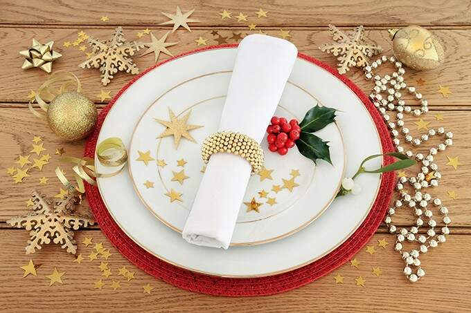 De taças a fitas em cadeiras, veja algumas ideias para jantar no clima do  Natal - Consumo - Campo Grande News