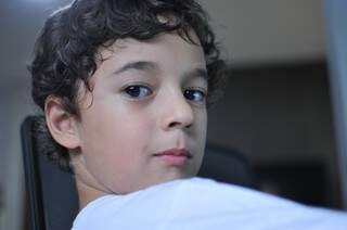 Rico tem 7 anos e o diagnóstico de autista desde os 4. (Foto: Alcides Neto)