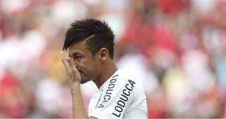 Neymar enxuga as lágrimas na partida entre Santos e Flamengo na inauguração do estádio Mané Garrincha pelo Brasileirão. (Foto: REUTERS/Ueslei Marcelino)