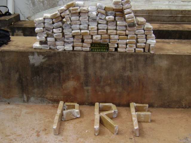 Jovem preso com 105 kg de droga que levaria para o PR