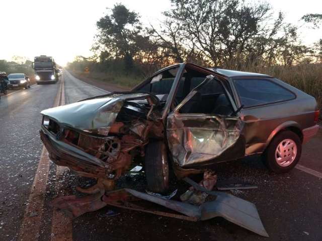 Homem &eacute; socorrido em estado grave ap&oacute;s colis&atilde;o entre Gol e carreta 