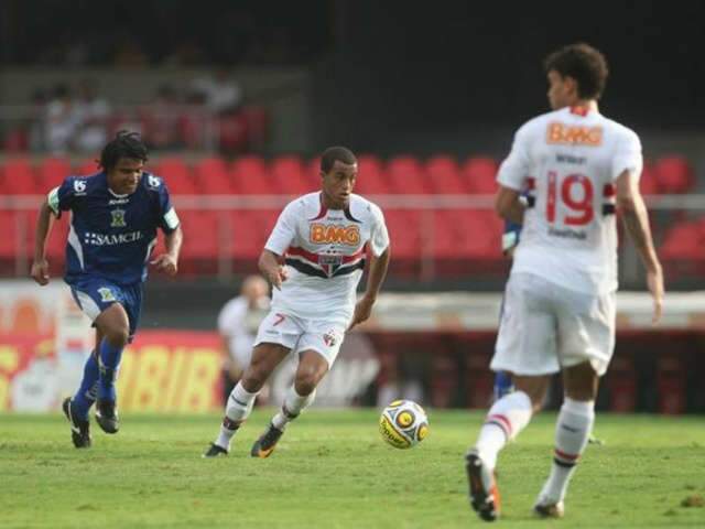  S&atilde;o Paulo bate Santo Andr&eacute; por 3 a 0 e mant&eacute;m lideran&ccedil;a no Paulist&atilde;o