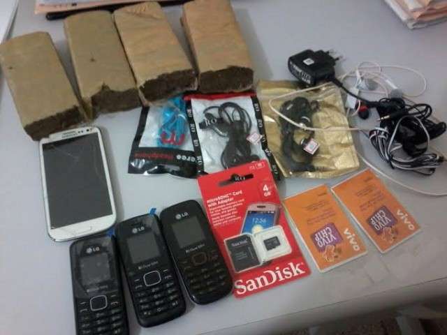 Homem &eacute; preso tentando jogar maconha e 4 celulares em pres&iacute;dio