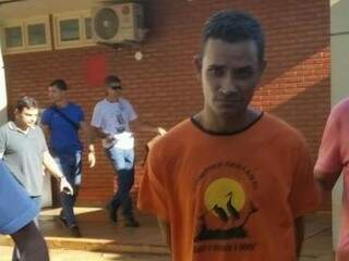 Juliander de Oliveira Alcântara, 24 anos, na chegada a delegacia, em Dourados. (Foto: Sidnei Bronka/ 94FM)