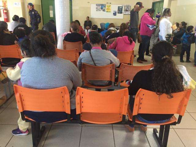 Sem pediatra suficiente em postos, pais lotam UPA do Coronel Antonino