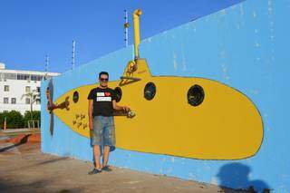 Submarino amarelo é instalação que vai permitir público ter mini galeria de arte noturna. 
