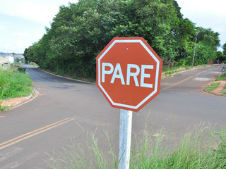 Embora sinalizado, moradores afirmam que árvores prejudicam visibilidade e que vias não tem iluminação pública adequada. (Foto: João Garrigó)