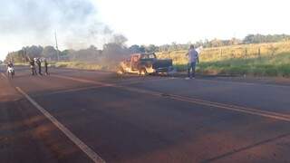 Toyota Hilux encontrada em chamas na manhã de ontem em Capitán Bado (Foto: ABC Color)