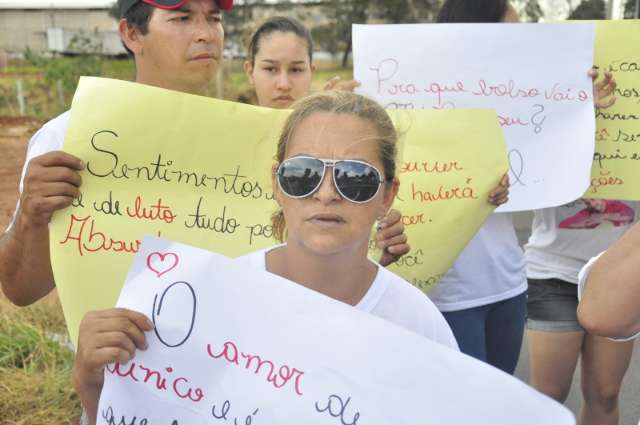 Indignados com morte, moradores fecham rua e pedem sinaliza&ccedil;&atilde;o