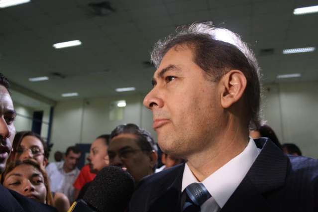 Contas da prefeitura continuam bloqueadas e sal&aacute;rios n&atilde;o s&atilde;o pagos