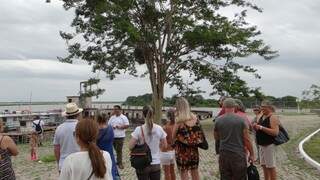 Turistas atentos ao que diz o guia em visita ao Porto Geral de Corumbá, uma das atrações da cidade pantaneira (Foto: JoiceTur/Divulgação)