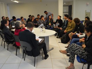 Cerca de 25 artistas e produtores culturais estiveram presentes na reunião de hoje. (Foto: Thaís Pimenta)