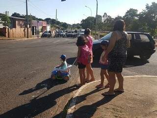 Família se arrisca durante travessia na Avenida Interlagos, na saída da escola no retorno às aulas nesta terça-feira (06). (Foto: Anahi Gurgel)