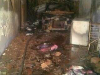 Além de destruir móveis, incêndio danificou estrutura de casa (Foto: Divulgação/Bombeiros)