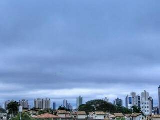 Céu amanheceu nublado em Campo Grande neste domingo (Foto: Marina Pacheco)