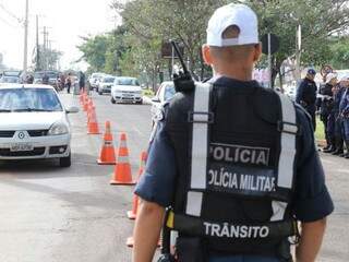 Policiais trabalham nas proximidades do Albano Franco, neste sábado (Foto: Marcos Ermínio)