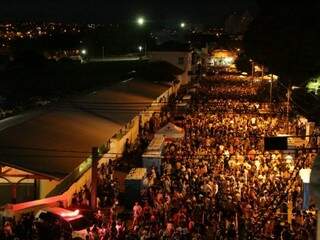 Avenida Calógeras tomada por foliões, na noite desta terça-feira (05). (Foto: Kisie Ainoã) 