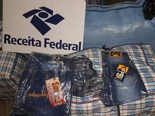 Fardos com calças jeans contrabandeadas da Bolívia foram apreendidas pela Receita Federal (Foto: Receita Federal)