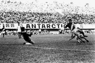 O volante Gonçalves em disputa de bola no confronto com o Santos de Pelé pelo Campeonato Brasileiro de 1973, no Estádio Morenão, em Campo Grande (Foto: Arquivo/Roberto Higa)