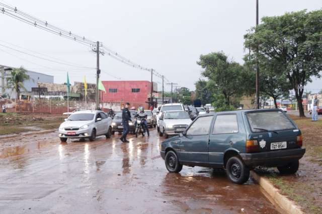 Enxurrada arrasta 10 carros na Gunter Hans: &quot;parecia um tsunami&quot;