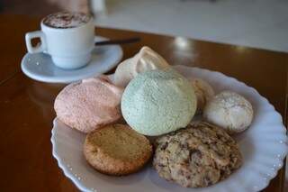 Merenge, palais briton, cookie e carinho de limão colorem o prato do Sabor da França. (Foto: Thaís Pimenta)