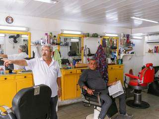 Além de Lázaro, salão tem mais dois barbeiros (Foto: Henrique Kawaminami)